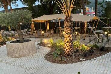 هتل Hôtel Le Relais Des Brasseurs   Aubagne