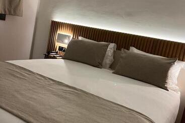 هتل Hôtel Le Relais Des Brasseurs   Aubagne