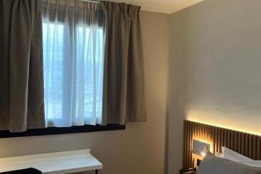 هتل Hôtel Le Relais Des Brasseurs   Aubagne