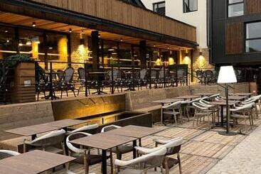 هتل Hôtel Le Relais Des Brasseurs   Aubagne