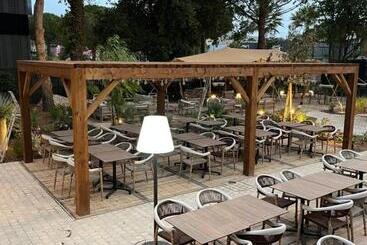 هتل Hôtel Le Relais Des Brasseurs   Aubagne