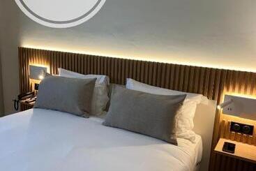 هتل Hôtel Le Relais Des Brasseurs   Aubagne
