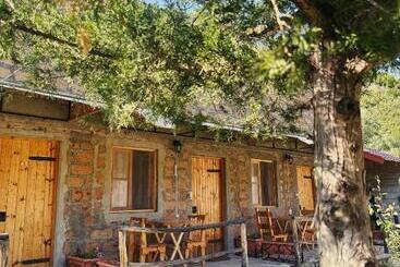 پانسیون Hovek Guest House