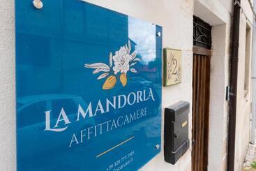 پانسیون Room In Guest Room   Luxury Room La Mandorla