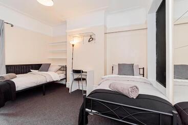پانسیون Shirley House 5, Guest House, Self Catering, Self Check In With Smart Locks, Use Of Fully Equipped K