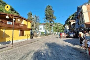 پانسیون Alongside Park Borjomi