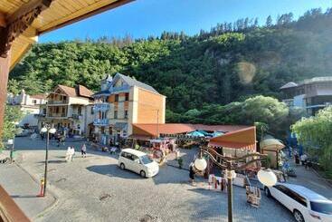 پانسیون Alongside Park Borjomi