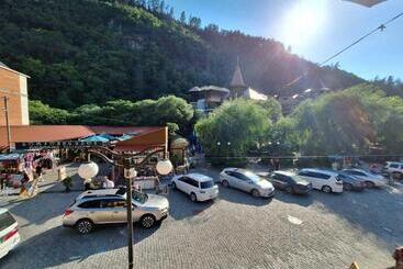 پانسیون Alongside Park Borjomi