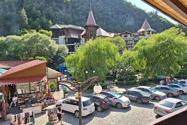 پانسیون Alongside Park Borjomi