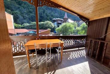 پانسیون Alongside Park Borjomi