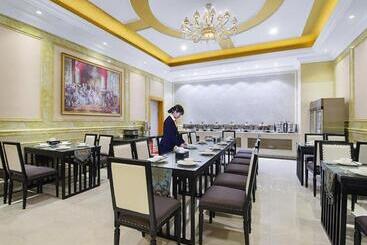 Vienna Hotel Xinjiang Kashgar 2nd Ring Road Food Street