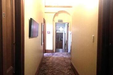 هاستل Empire Hotel Backpackers
