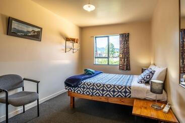 هاستل Kakapo Lodge