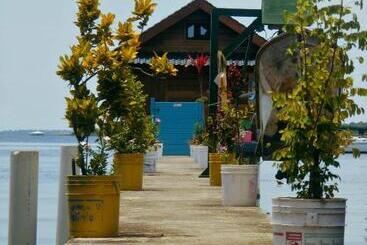 تختخواب و صبحانه Barrbra Bnb Over The Sea