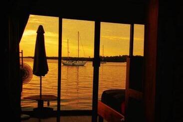 تختخواب و صبحانه Barrbra Bnb Over The Sea