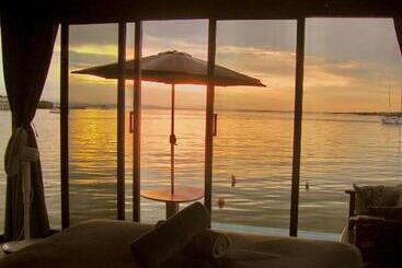 تختخواب و صبحانه Barrbra Bnb Over The Sea