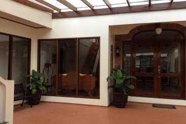 تختخواب و صبحانه Casa Roces
