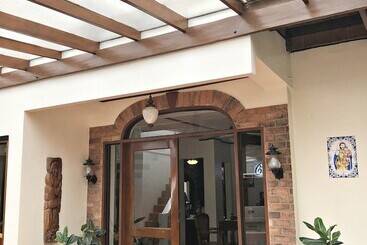 تختخواب و صبحانه Casa Roces