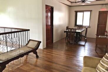 تختخواب و صبحانه Casa Roces
