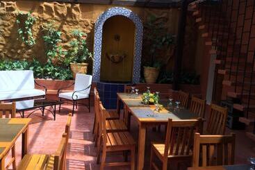 تختخواب و صبحانه Casa Roces