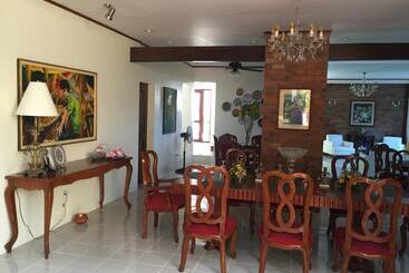 تختخواب و صبحانه Casa Roces