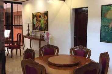 تختخواب و صبحانه Casa Roces