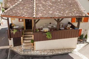 هتل Hôtel Les Vieux Toits