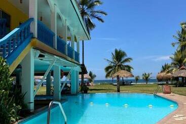 هتل Las Lajas Beach Resort