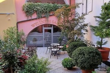 Mitra, Story Hotels