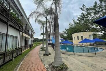 هتل Lake House Resort