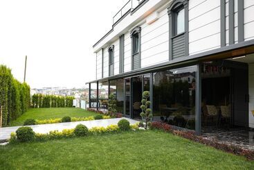 تختخواب و صبحانه Garden Mode Airport