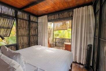 هتل Acre Resort & Residences
