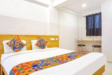هتل Safron Inn