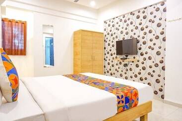 هتل Safron Inn
