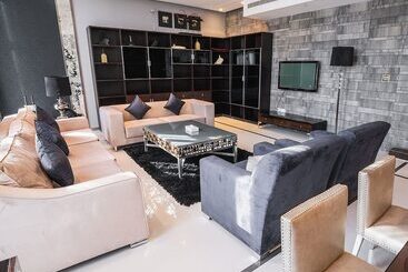 هتل Sway Suites