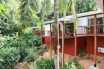 پانسیون Cashew Nut Grove Chalets