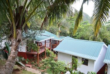 پانسیون Cashew Nut Grove Chalets