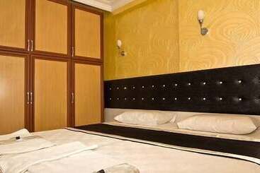Cenova Otel