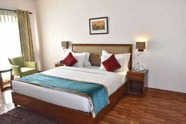 בית מלון כפרי Misty Oaks Resorts