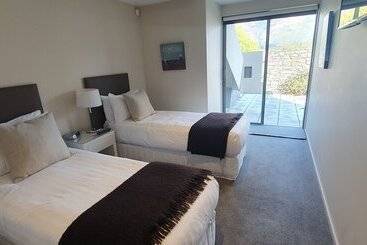 هتل Lakeshore Springs Apartments