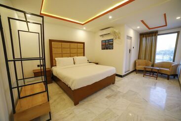هتل Roomph Premium Al Noor Airport Road
