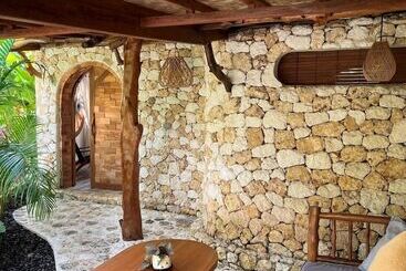 هتل Roots Tree House