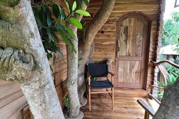 هتل Roots Tree House