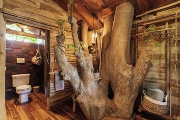 هتل Roots Tree House