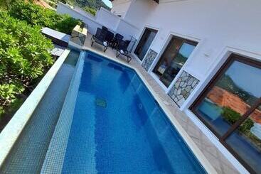 استراحتگاه Pristine Bay Villas