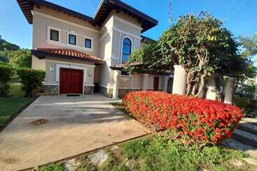 استراحتگاه Pristine Bay Villas