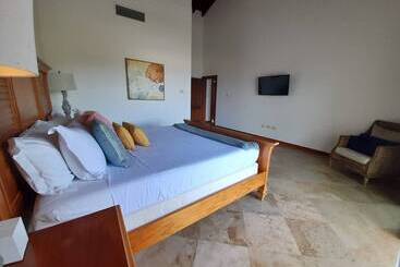 استراحتگاه Pristine Bay Villas