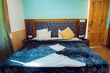 The Forest Pinnacle Hostel And Café, Old Manali