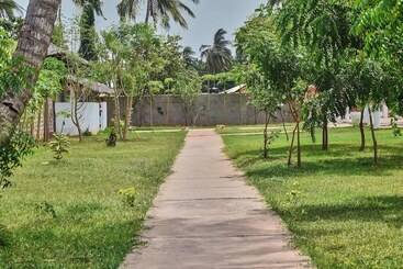 هتل Hillside Swimming Pool And Gardens
