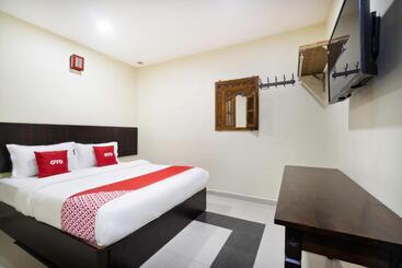 هتل Oyo 89960 Manjung Inn